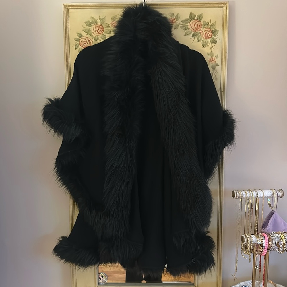 Faux Fur Lines Swing Sweater Wrap. OS.